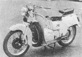Certains constructeurs ont cherché concilier moto et scooter, le Guzzi Galetto par exemple avait des grandes roues, une roue de secours, un tablier et des marchepieds.