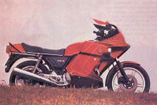Carénage Japauto étudié pour Honda CBX ; comme sur la Martini, les flancs sont dessinés pour recevoir des projecteurs additionnels intégrés.