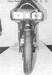 Très belle étude de carénage pour Ducati 900SS, la disposition des cylindres permet d'avoir une partie inférieure très étroite ; les ouies latérales assurant le refroidissement du cylindre arrière. Les stylistes Italiens ont vraiment un très beau coup de crayon.