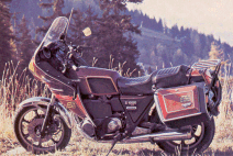 1000 Kawasaki ST style Américain, avec équipement optionnel Windjammer. De conception similaire à la Honda Interstate convient parfaitement au marché US moins adapté aux critères d'utilisation Européens.