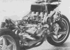 C'est un moteur de Peugeot 204 qui équipe la DJ 1200 (environ 100 Ch ici). Deux carbus Weber double corps alimentent le monstre.
