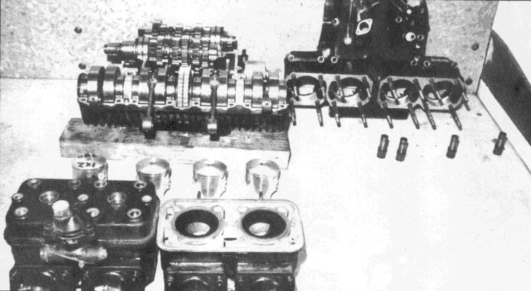 Le moteur de le 750 Yamaha est très large au niveau des cylindres, celà à cause du refroidissement liquide qui contraint à laisser un espace important entre chaque cylindre. L'embiellage est constitué de deux éléments séparés. Thank you mister Adrian.