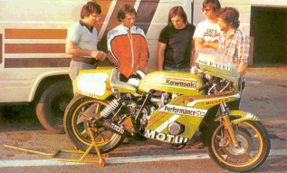 Le noyau de l'équipe Kawa-Performance: à gauche Serge Rosset, Gilbert Michoud, Jacques et Claude encadrent l'essayeur (veinard) de Moto Canard.