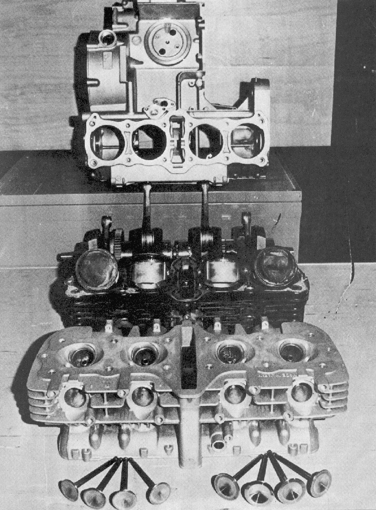 Le moteur de la Kawa-Performance à nu avec toutes les pièces d'usine. C'est en grande partie grâce à ce nouveau vilebrequin que la Kawasaki a pu revenir au premier plan en endurance.