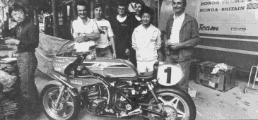 L'équipe Honda: Christian Léon et Jean-Claude Chemarin, Loth et Catillon (mécanicien), un technicien Japonais et Jean-Claude Guillou, responsable de l'écurie.