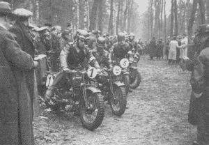 10 septembre 1939. Un groupe de militaire au départ de la Coupe Challenge du Corps de Cavalerie sur Gillet 350 cc lat.