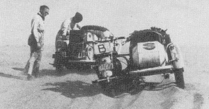 Jean de Longrée et Nicolay de Gorhez dans le Sahara. Motos 600 ST 38 ; side-car: châssis A.B. mais caisse Belgian Side Car.