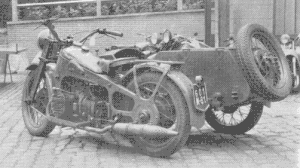 La 800 AX 2 type armée avec son side car à roue tractée. Une manette sur le côté droit du réservoir permet d'accoupler la transmission du side. Une autre commande la boîte quatre vitesses.