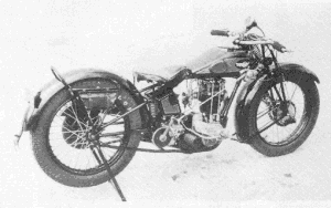 De la D2 à la D4 ici photographiée, une série de motos sportives parmi les plus réussies des années 30. Pas excessivement rapides mais robustes.