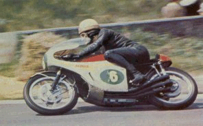 Mike Hailwood en 1967 au guidon de la 350 Honda 6 fois championne du monde.