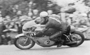 Hailwood en 1967 à Assen au guidon de la dernière 500 Honda 4 cylindres.