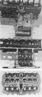 Ouvert, le moteur de la 250/6 et sa superbe culasse. Alésage/course: 39 x 34,8. Puissance: 60 ch à 18000 tours. Vitesse: 240 km/h. Poids: 112 kg. Deux fois championne du monde en 66 et 67.