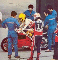 Premiers essais de la 500 1979 à Suzuka au Japon avec les deux pilotes Katayama et Grant.