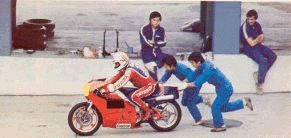 Premiers essais de la 500 1979 à Suzuka au Japon avec les deux pilotes Katayama et Grant.