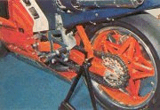 Le bras oscillant arrière est monté sur un amortisseur unique de type monoshock.