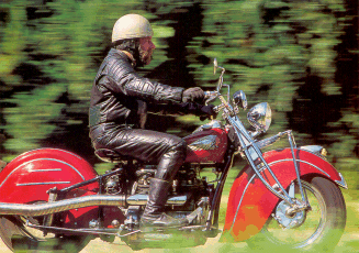 Avec sa gueule à vous éclipser n'importe quelle Harley, l'Indian 4 ne passe pas inaperçue. Divers éléments esthétiques ne sont pas d'origine, comme le chromage de la fourche et les deux petits joncs du flasque de garde-boue arrière.
