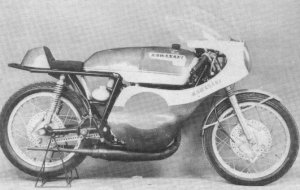 La 250 Kawasaki sortie en 75 n'est pas la première 250 de Grand Prix construite par la marque. Dix ans plut tôt, en 1965 Kawasaki avait construit une 125 et une 250 twins pour son pilote officiel Dave Simmonds.
