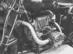 Prototype du moteur culbuté placé sur une moto type 12aSM. Pour la circonstance, le filtre à air a été disposé à droite de la génératrice.
