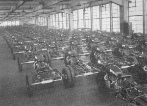 Le rêve du collectionneur ! 70 Tricars attendent dans le hall de montage la caisse qui leur est destinée.