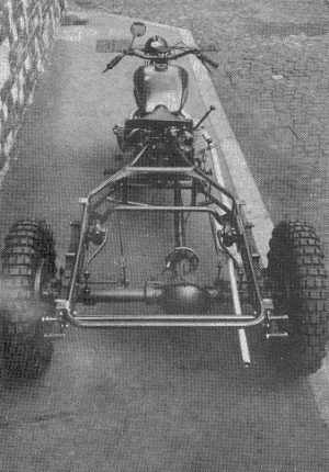 Vue en plan du Tricar. Remarquez le système de blocage du différentiel, les deux tringles de freinage, les amortisseurs hydrauliques Armstrong et le joint Hardy.