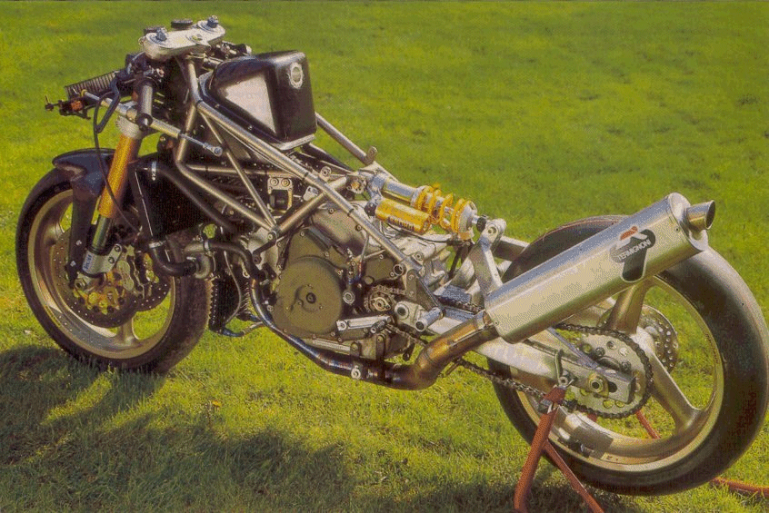 Ducati est resté fidèle au principe du cadre à treillis tubulaire dont il maîtrise parfaitement la technique.