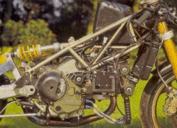 Ce mono de 549 cm3 possède un alésage supérieur et une course plus longue que ceux du V twin 888.