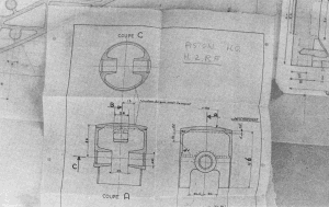 Le plan du piston tel qu'Offenstadt l'a confié aux techniciens de Mahle pour la construction comme si vous l'aviez en mains. On en remarque tout d'abord la grande hauteur pour un meilleur guidage dans le cylindre. La coupe A fait bien apparaître la lumière de 20 mm de large qui permet aux gaz de remonter dans la culasse par l'intérieur même du piston. La coupe C au niveau de l'axe montre d'ailleurs parfaitement la faible épaisseur de la paroi du piston afin de laisser aux gaz le plus grand passage possible. Cela aussi est une originalité du moteur HO.