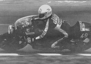 Avant la chute ! Eric Offenstadt ayant décidé de prendre sa retraite de pilote pour se consacrer à la technique, un autre Eric, Saul, le remplaça au côté de Jean Claude Hogrel lors du dernier Bol d'Or. La brillante exhibition fut malheureusement interrompue par une chute du jeune Saul.