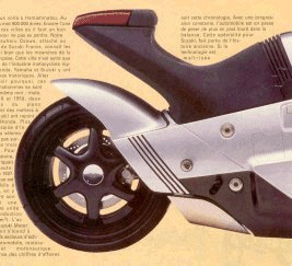 La NUDA présentée en 1988 est une évolution de la Falcorustyco, mais sur ce prototype les deux roues sont motrices.