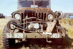 Normandie 1984. Un Parascooter amarré sur un pare-choc de Jeep. Normandy 1984. A Parascooter linked to a leep's front bumper.