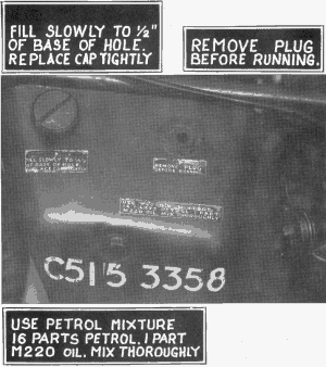 Les marquages sur le réservoir: (à gauche) remplir lentement jusqu'à 1/2 de la base du trou. Remettre le bouchon fermement. (à droite) Enlever le bouchon avant de démarrer (après le parachutage). (en bas) Utiliser un mélange de 16 parts d'essence. 1 part d'huile M220. Bien mélanger. C 515 3358 Numéro d'immatriculation du War Department. C Préfixe pour les motos.