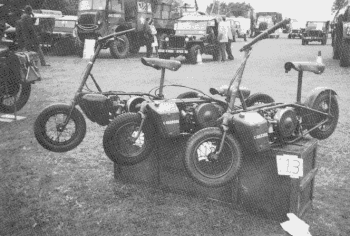 De gauche à droite: prototype du Welbike (réservoir arrondi); Mk I (pas de garde-boue arrière); Mk II (Welbike standard).