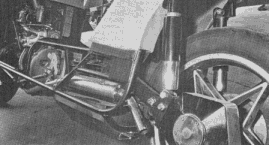 La transmission secondaire par arbre et cardan a été, comme le moteur, prise sur une voiture 3 roues Anglaise, la Reliant.