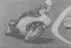 Hailwood. Détendeur de neuf titres de champion (3 en 250 cc, 2 en 350 cc, et 4 en 500 cc) entre 1961 et 1967 sur Honda et MV.