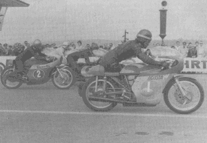 Allemagne de l'Est - Sachsenring - en 1970: Ago démarre, Pasolini surveille derrière, Bult a déjà le nez dans la bulle et Andersson au fond va s'élancer.