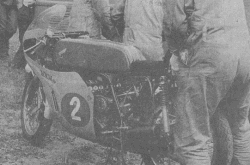 La 250 cc six cylindres photographiée à Clermont en 1966. On aperçoit la rangée de six carburateurs, le carter rond de l'allumage par magnéto, en dessous le boitier de commande d'embrayage et le pignon de sortie de boîte.