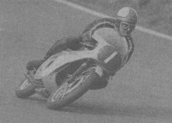 Mike Hailwood, dit « Mike the bike » au guidon de la 250 six cylindres lors du Grand Prix 1967 de France traditionnellement disputé à Charade près de Clermont Ferrand dans les monts d'Auvergne. Ce circuit naturel long de 8,055 km est en action depuis 1960 et le dernier G.P. y eu lieu en 1974. C'est le cadre de Spa mais le tracé est nettement plus technique.
