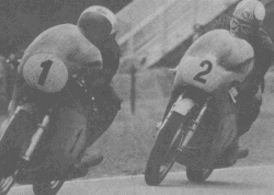 Ago (500 MV 3) surveille Hailwood (500 Honda 4). Nous sommes à Assen en 1967 et quelques tours avant la fin Mike ouvrira et s'envolera vers la victoire.