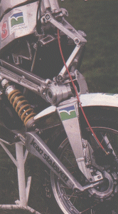 Tous les entraxes sont réglables, pour assurer les tensions de chaines. Le pivot de roue est déporté vers l'arrière, et le moyeu tourne sur deux gros roulements.