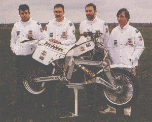 De gauche à droite, Christophe le mécanicien, Patrick et Franck Savard et Michel Mérel posent derrière leur curieuse bestiole.