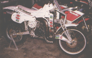 La première version, à moteur Kawasaki, n'était qu'une approche du problème. Le bras sypérieur avant, central, était particulièrement encombrant et le braquage fort limité.