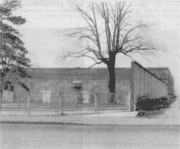 Entre Creil et Beaumont, l'anonyme Siccardi. Ici, le bâtiment ancien qui fait environ 4000 mètres carrés.