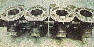 Les quatre cylindres de la 500 Yamaha compé-client placés côte à côte.