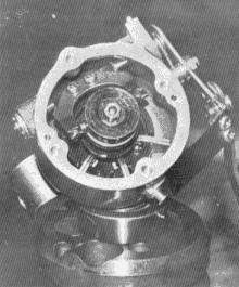 L'ensemble mécanique qui actionne la valve rotative à l'échappement sur la 500 Yamaha compé-client.
