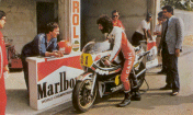 Dans les stands du Circuit de Monza, Nico Cereghini, le journaliste essayeur de Motoplay Italie, prend possession de la 500 Suzuki d'usine de Virginio Ferrari. Si le pilote occasionnel de la Suzuki est tendu, les mécaniciens sont nettement plus décontractés ce qui n'empêchera pas la moto de tourner comme une horloge. Les Italiens savent allier bonne humeur et travail et après une saison aussi difficile que la saison 79, toute l'équipe du team Nava-Olio-Fiat a retrouvé le sourire ; vice-champion du monde derrière Kenny Robert et sa Yamaha d'usine, ce n'est pas si mal...
