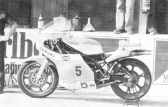 1975: c'est la première saison complète pour la nouvelle 500 Suzuki quatre cylindres. Ici, c'est la moto du Finlandais Teuvo Lansivuori (qui s'est retiré de la compétition depuis trois ans) mais ce fut Barry Sheene qui offrit à Suzuki son premier podium en battant l'épouvantail Agostini et sa 500 Yamaha d'usine au Grand Prix de Hollande.