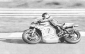 1976: Barry Sheene remporta cette année le premier des deux titres mondiaux qu'il gagnera au guidon de cette moto. L'Anglais est ici au GP des Nations a Imola, course mémorable ou Sheene se battit contre un privé lui aussi sur Suzuki, un certain... Phil Read !