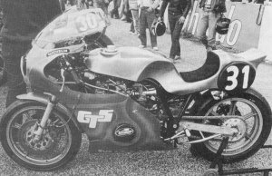 La moto 31 d'Aritzia et Lesthoquoit est bien sûr propulsée par un quatre cylindres Suzuki. Il s'agit d'un GS 1000 S dont la cylindrée est portée à 1080 cm3 grâce à des pistons Wiseco.