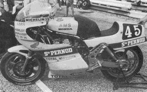 C'est une TT1 animée par un moteur Honda Bol d'Or porté à 996 cm3 avec un kit B RSC.