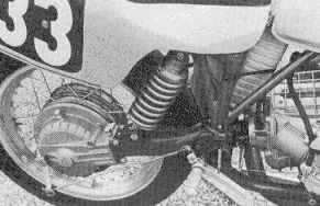 La suspension cantilever vue en 80 a été abandonnée pour un bras oscillant monobranche enfermant l'arbre de transmission et un amortisseur De Carbon unique.